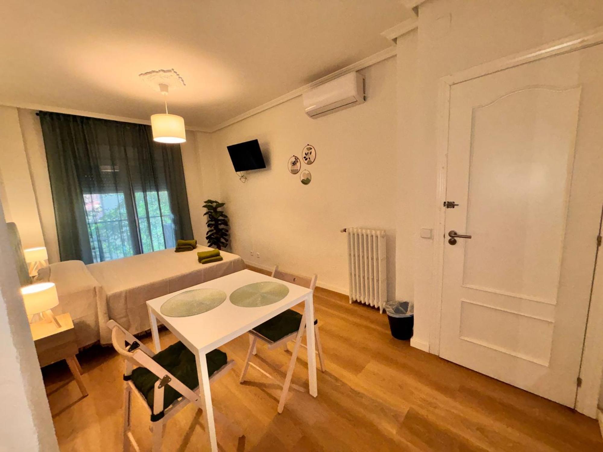 Rooms Carlos - Junto A Plaza Mayor - Madrid — Fotos 1